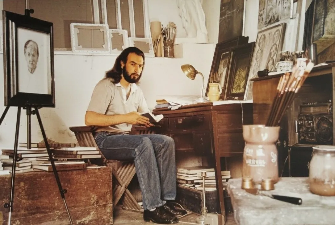 José Luis Acera Díaz en su taller, con un dibujo en el caballete